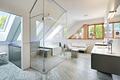 Exklusive Landhaus-Villa in malerischer Landschaft zwischen See und Golfplatz - Masterbad mit Spa-Ambiente