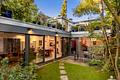 Architekten Atrium-Haus mit Dachterrasse, Garten und Pool in idyllischer Villenlage - Zweistöckiges Atrium-Haus