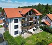 Wohnen mit Alpenpanorama – hochwertig sanierte 4-Zimmer-Wohnung im historischen Badeteil - Vogelperspektive von Süden