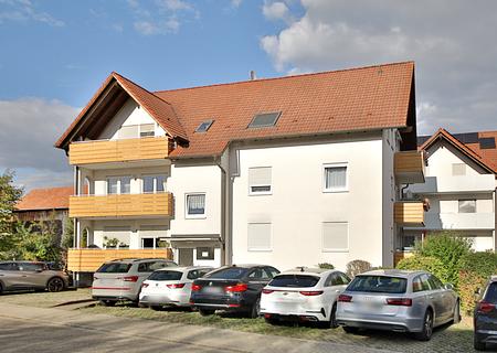 Gepflegte 2-Zimmer-Wohnung mit Balkon in Hatzenbühl – vermietet und ideal für Kapitalanleger - Hausansicht