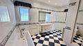 Sehr gepflegte Villa mit großem Grundstück, großem Pool, Tennisplatz, Brunnen, Garage, Heizung, Klima und vielen Extras