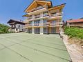 Leben, wo andere Urlaub machen – Exklusive Gartenresidenz mit 297 m² Privatgarten am Schliersee - Hausansicht vom Garten / Stand 07.26