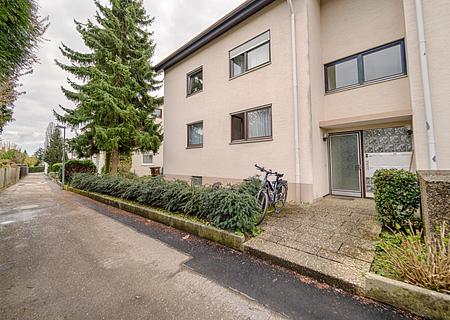 Charmante Erdgeschosswohnung mit Terrasse, Garten und Garage - Hauseingangsbereich