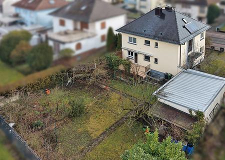 Großzügiges Einfamilienhaus mit individuellem Gestaltungspotenzial und traumhaftem Gartenhighlight - Haus und Gartenansicht