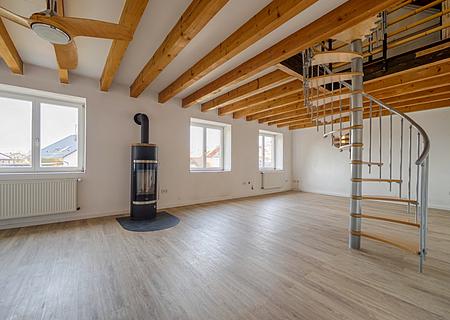 Wohnen mit Charakter: Maisonette-Wohnung in ausgebauter Scheune am Waldrand mit Sonnenterrasse - Wohnzimmer mit Kamin