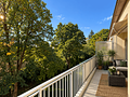 Sonnige 2 Zi.-Whg. mit großem Südbalkon in Perlach und Stellplatz - Balkon mit Blick ins Grüne KI generiert