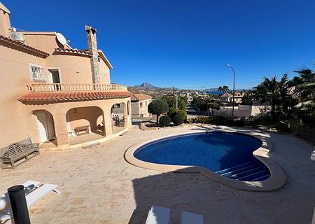 Villa mit 3 Schlafzimmern, 2 Bädern, Privatpool, Garage und  Panoramablick auf die Küste und das Meer
