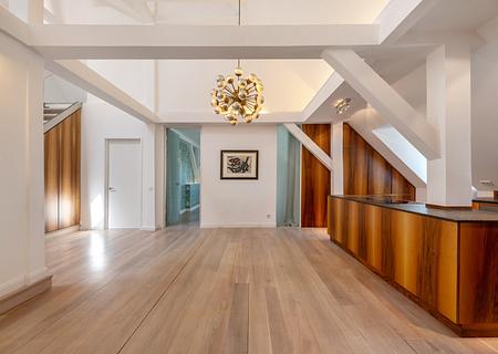 Lichterfülltes Wohnen in Toplage: Dachgeschoss-Wohnung mit Eckturm in Palais von 1899 - Großzügigkeit und Lichtfülle