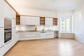Großzügigkeit im Herzen Schwabings: Stilvoller Altbau mit 6 Zimmern und ruhigem Innenhof-Balkon - Die vorhandenen Kücheneinbauten sind erneuerungsbedürftig