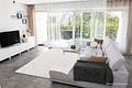 Neuwertige und offen gestaltete 2-Zimmer-EG-Wohnung mit schöner Terrasse - Wohnzimmer