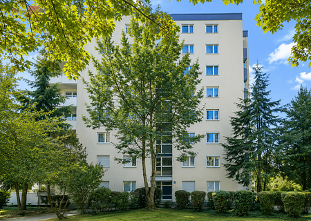 Schöne, helle 3-Zimmer-Wohnung mit Balkon in Großhadern - Vorderseite Haus