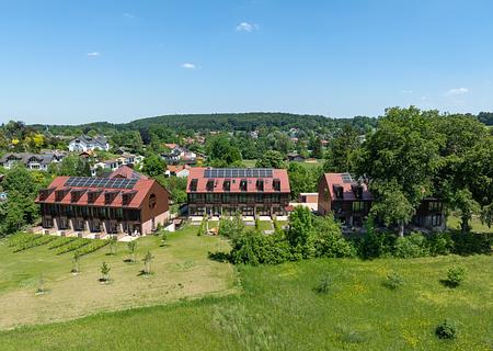 Neubau: Mittelhaus mit privater Liegeinsel in idyllischer Lage und Seeblick - Exklusive Architektur