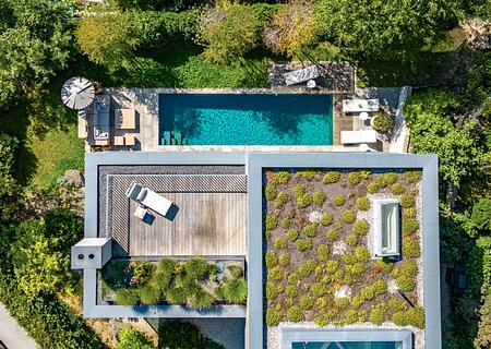Architekten-Villa mit hochklassiger Ästhetik, Spa-Bereich und Pool in einzigartiger Lage - Hightech-Villa aus der Luft