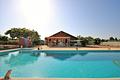 Villa mit 4 Schlafzimmern und großem Pool, auf einem großzügigen Grundstück ohne Stromleitungen und in unmittelbarer Nähe zum Strand