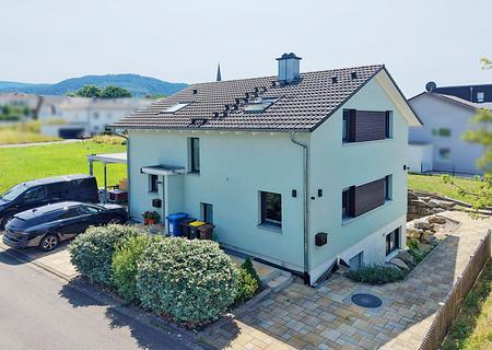 Traumhaus für die ganze Familie – Neuwertiges Einfamilienhaus mit Einliegerwohnung - Vorderansicht