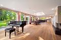 Moderne Architektenvilla mit exklusivem Interior-Konzept, Lift, Spa-Lounge, Home-Gym und Outdoorpool - Repräsentanz und Lichtfülle