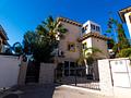 Villa mit 4 Schlafzimmern, 3 Bädern, Dachterrasse, Privatpool und schönem Ausblick