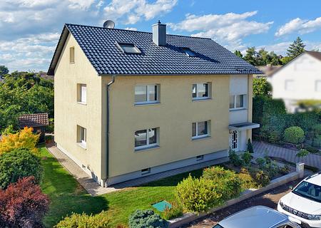 Gepflegtes Zweifamilienhaus mit Garten, Terrasse und vielseitigen Nutzungsmöglichkeiten - Außenansicht