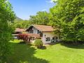 Traumlage zwischen Kampenwand und Chiemsee: Geräumiges Landhaus mit Gestaltungspotenzial - Parkähnlicher Garten