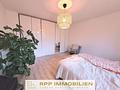 Attraktives Dreifamilienhaus mit stabilem Vermietungspotenzial und Entwicklungschancen - Schlafzimmer Wohnung OG
