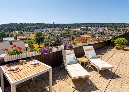 Dachgeschosswohnung mit Weitblick in Schömberg: 2 Zimmer, Garage, Aufzug, sichere Vermietung - Terrasse