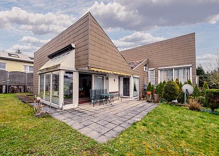 Raum für Ideen: Besonderes Architektenhaus mit großem Garten und kleinem Gewerbeanteil - Gartenseite