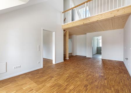 Zum Erstbezug: 3-Zimmer-Wohnung mit Loggia in Südausrichtung - Wohnbereich mit Galerieebene