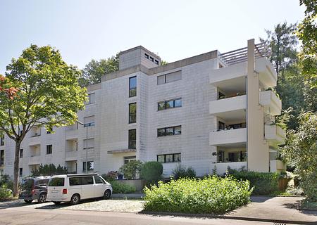 Solide Kapitalanlage im Grünen – vermietete 2-Zimmer-Wohnung mit Garage - Außenaufnahmen Straßenseite