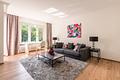 Stil und Charme: Möblierte 2,5-Zimmer-Wohnung mit Balkon in feinster Bogenhauser Lage - Elegantes, luftiges Wohnzimmer