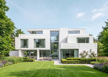 Highend-Lage Im Herzogpark: Privat zurückversetztes Baugrundstück mit Vorbescheid für Villa - Prachtvolle Villa - Mustervisualisierung