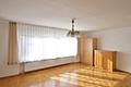 Großzügiges Einfamilienhaus auf weitläufigem Grundstück mit besonderem Potenzial - Wohnzimmer