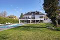 Moderne Architektenvilla mit exklusivem Interior-Konzept, Lift, Spa-Lounge, Home-Gym und Outdoorpool - Hochklassige Familienvilla mit stylischem Interiordesign