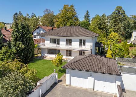 Großzügiges Wohnhaus mit parkähnlichem Grundstück und real teilbarem Bauplatz im Garten - Charmantes Zweiparteienhaus