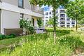 Ein Refugium für die Zukunft: Stilvolles Familienglück mit eigenem Garten in München - Terrasse mit Blick ins Grüne – ein Lieblingsplatz für Familien