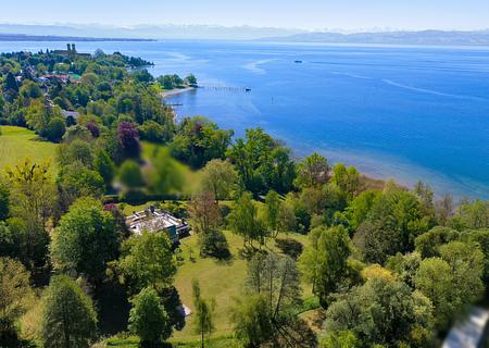 Rarität mit Alpen-Panorama und Seezugang: Ikonische Architekten-Villa mit hoher Privatsphäre - 30.206 m² großes Parkgrundstück