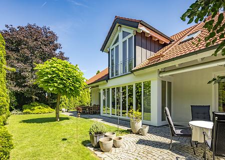 Gepflegtes Einfamilienhaus mit Wohlfühlambiente, uneinsehbarer Garten-Oase und Photovoltaik - Domizil mit Wohlfühlambiente