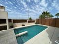 Moderne freistehende Villa mit privatem Pool und Dachterrasse