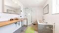 Elegantes Einfamilienhaus mit Wintergarten in ruhiger Lage in Trudering - renoviertes Badezimmer mit Fenster