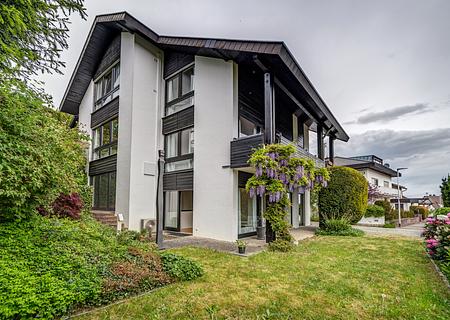 EFH-Highlight in Birkenfeld: Pool, Sauna, Doppelgarage & Gartenparadies, Freisitz und Aussichtslage - Westansicht