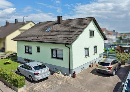 Zweifamilienhaus mit schönem Garten & Perspektive – ideal für Kapitalanleger und spätere Eigennutzer - Straßenansicht
