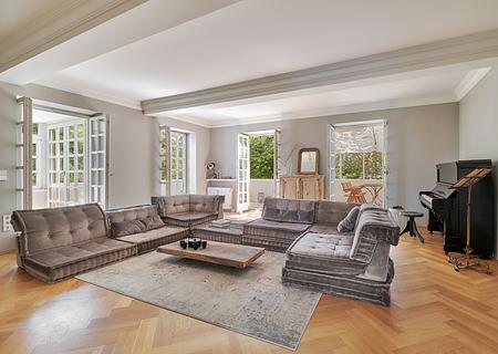Stilvolle Maisonette-Wohnung mit Haus-im-Haus-Charakter und Traumgarten - Großzügigkeit und Lichtfülle