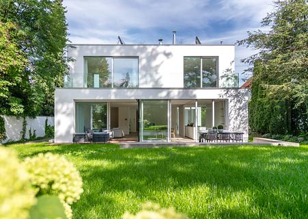 Lichterfülltes Bauhaus-Domizil mit Einliegerwohnung, Lift und sonnigem Traumgarten - Villa mit Gartenparadies