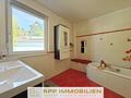 Moderne Doppelhaushälfte mit Salzwasserpool & West-Garten – exklusives Wohnen bei Unterschleißheim - Wannenbad OG