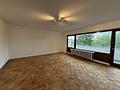 Kernsanierte 3-Zimmerwohnung mit großem Balkon, Blick ins Grüne und Stellplatz - Wohnzimmer