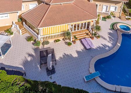 Prächtige freistehende Villa mit 3 Schlafzimmern, 4 Bädern, Fitnessraum, Sauna, Garage und Privatpool nur 1 km vom Strand