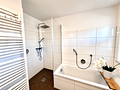 Modernes Zweifamilienhaus mit großem Garten in Stein a. d. Traun - Badezimmer mit Dusche und Wanne  OG