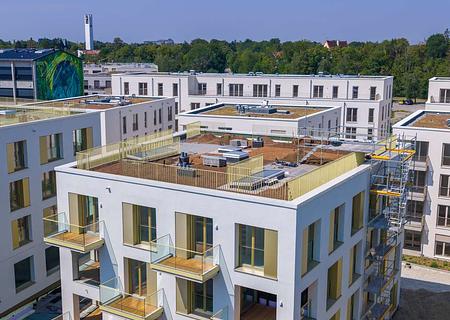 Zeitnah bezugsfertig: Ideal geschnittene Zwei-Zimmer-Dachgeschoßwohnung - Blick auf das Haus