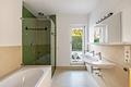 Familiär und vielseitig: Großzügige Villa mit viel Privatsphäre, Garten und Pool - Masterbad mit Wanne und Dusche