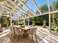 Walmdach-Einfamilienhaus mit schönem Garten, Wintergarten & vielseitigem Souterrain am Isarhochufer - VISU Eleganter Wintergarten mit Gartenausblick