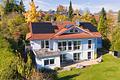 Bildschönes Familienhaus in Holzbauweise mit Wärmepumpe, PV und Weitblick in die Natur - Familiendomizil